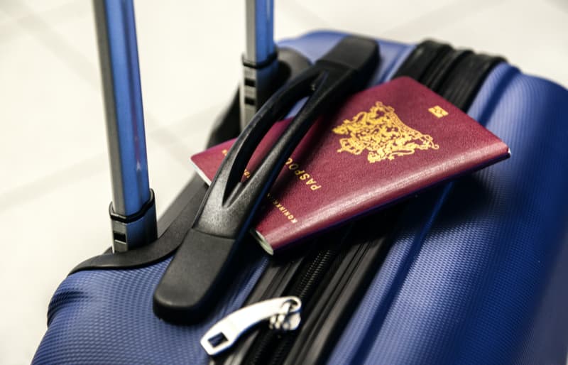 maleta y pasaporte 1