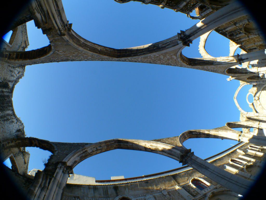 Que ver en la Iglesia del Carmo 1 La Iglesia del Carmo en Lisboa cielo 1