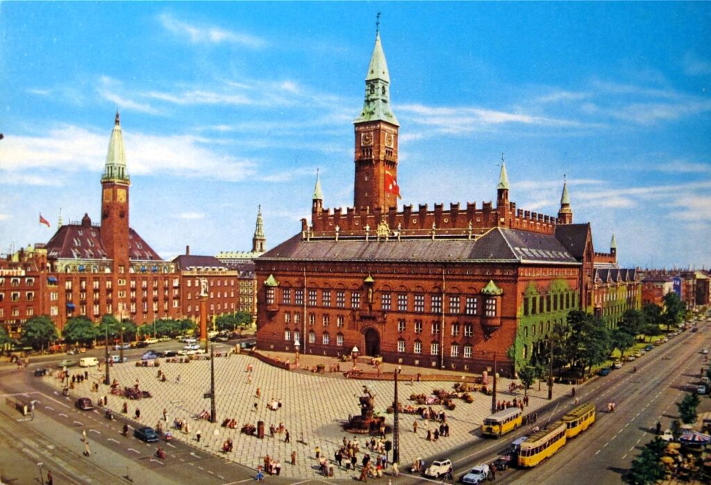 ✓【La Plaza Del Ayuntamiento Y El Bulevar Peatonal De Strøget En Copenhague】  — Guia De Viaje ✓