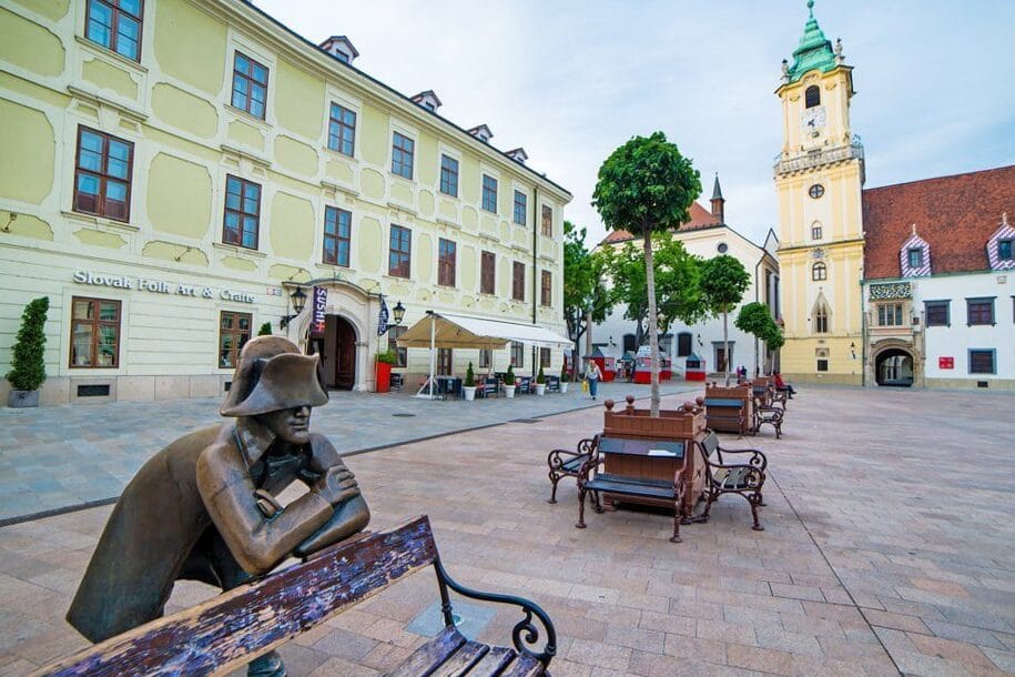Las curiosas estatuas de bronce de Bratislava 3 Las curiosas estatuas de bronce de Bratislava 3
